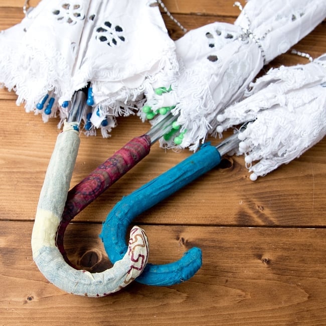 〔アソート〕インド・ラジャスタンのホワイト刺繍傘・日傘 - 直径65cm程度 9 - 手作りなので傘骨のキャップや持ち手は、それぞれデザインや色合いがことなります。当店で1本お選びしてランダムにお送りいたします。