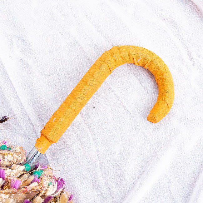 〔アソート〕インド・ラジャスタンの金色刺繍傘・日傘 - 直径69cm程度 10 - 持ち手は生地が巻かれています。色柄はアソートになります。
