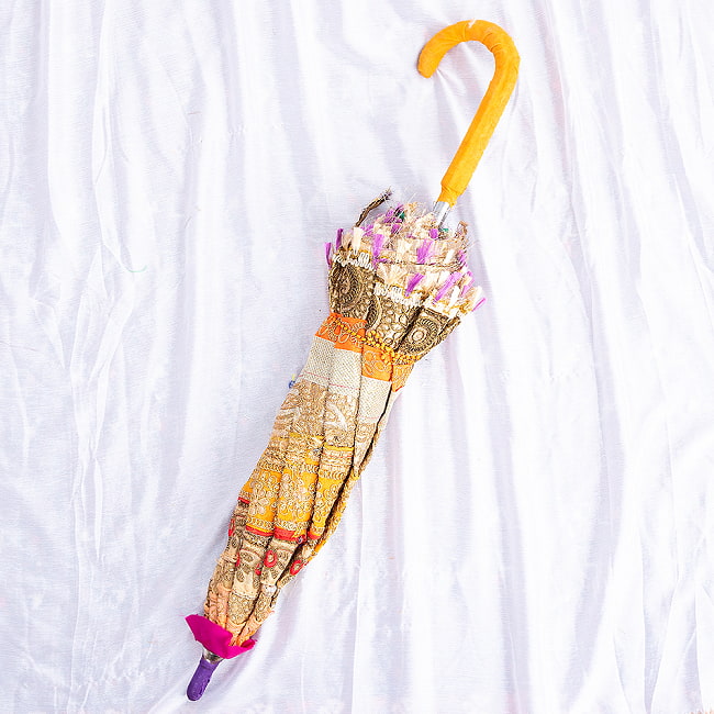 〔アソート〕インド・ラジャスタンの金色刺繍傘・日傘 - 直径69cm程度 11 - 畳んだ様子です。