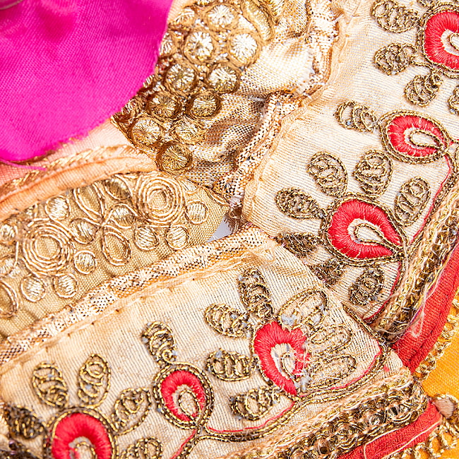 〔アソート〕インド・ラジャスタンの金色刺繍傘・日傘 - 直径69cm程度 14 - このように縫われていない箇所がある場合がございます。補修し、ご使用ください。