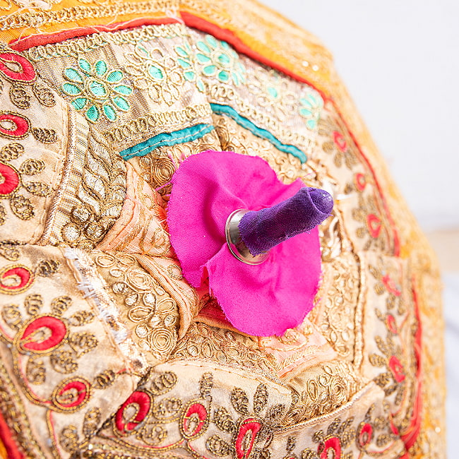 〔アソート〕インド・ラジャスタンの金色刺繍傘・日傘 - 直径69cm程度 3 - 頂点部分です。