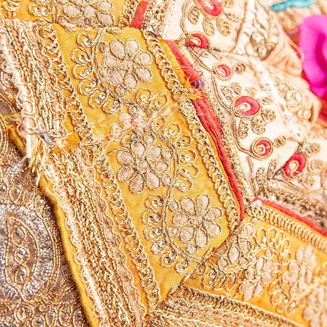 〔アソート〕インド・ラジャスタンの金色刺繍傘・日傘 - 直径69cm程度 4 - 拡大してみました。