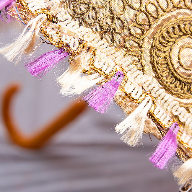 〔アソート〕インド・ラジャスタンの金色刺繍傘・日傘 - 直径69cm程度 5 - 縁にはフリンジがついています。