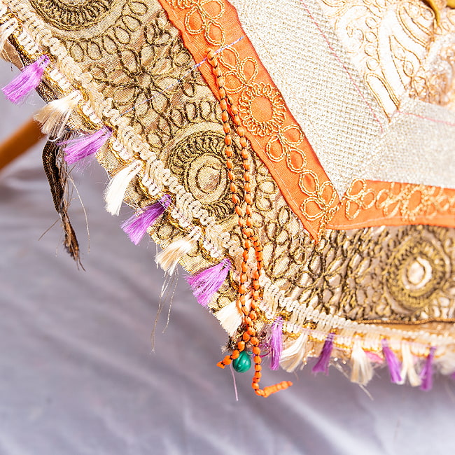 〔アソート〕インド・ラジャスタンの金色刺繍傘・日傘 - 直径69cm程度 6 - おしゃれな紐で傘をまとめます。