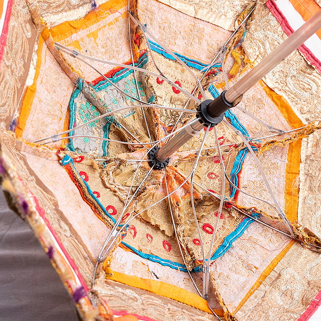 〔アソート〕インド・ラジャスタンの金色刺繍傘・日傘 - 直径69cm程度 8 - 裏面の写真です