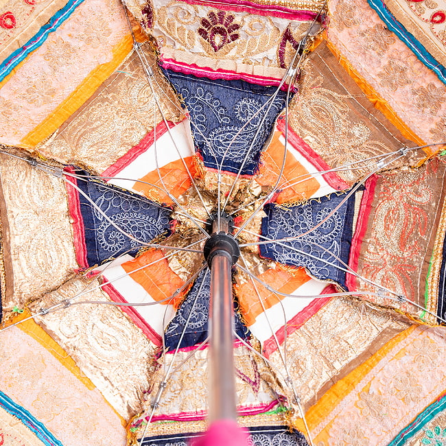 〔アソート〕インド・ラジャスタンの金色刺繍傘・日傘 - 直径69cm程度 9 - まるでお花のような美しい骨組。