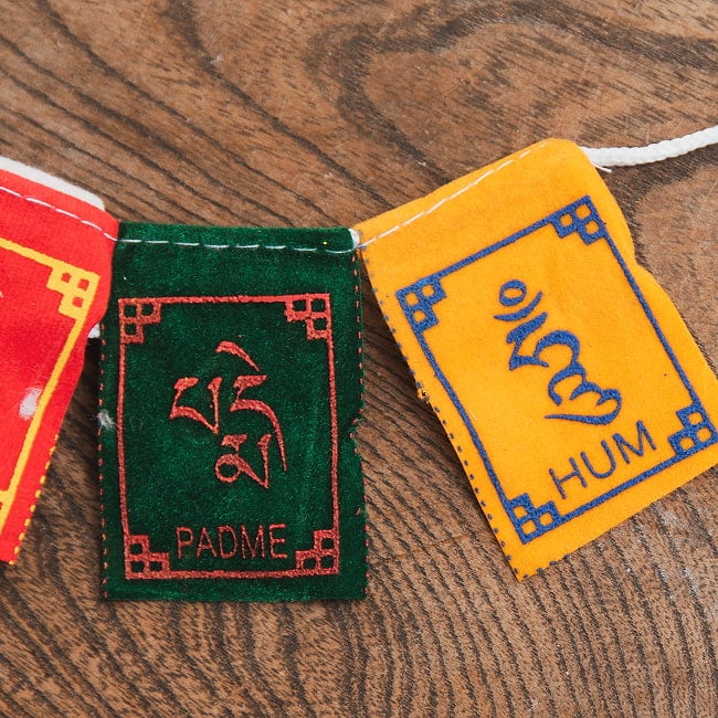 オンマニペメフム ミニミニ タルチョ 3.5x5cm 60cm程度 13 - 入荷時期によって文字の大きさが違ったりします