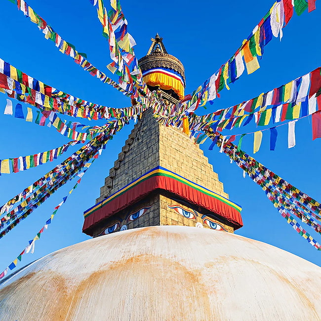 タルチョー【約13cmx約14cm 350cm】　アジアンなフラッグガーランド 5 - ネパール現地の様子。