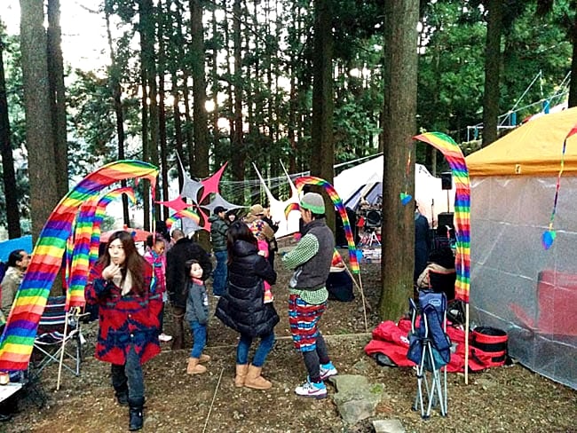 【6個セット】［レインボー］カラフルプリント - ウンブル・ウンブル（バリのぼり旗）【約220cm】 10 - カラフルのものを実際にイベントで使用したところです