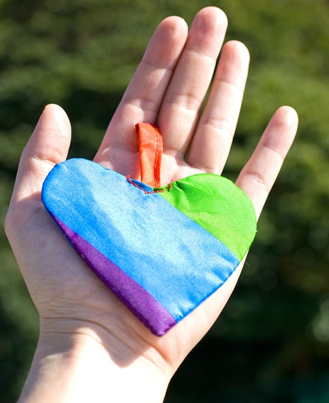 【6個セット】［レインボー］カラフルプリント - ウンブル・ウンブル（バリのぼり旗）【約220cm】 4 - 先端にはハートの飾りがついています