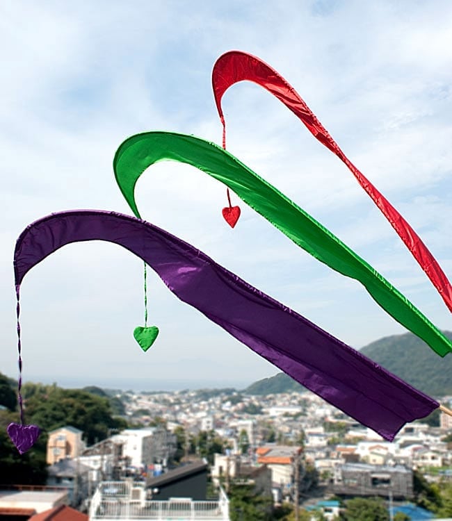 【6個セット】［レインボー］カラフルプリント - ウンブル・ウンブル（バリのぼり旗）【約220cm】 7 - サイズ感を感じていただくため、背景と一緒に