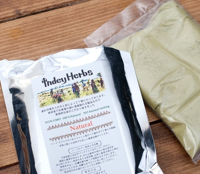 メヘンディ - Indy Herbsヘナパウダー - Natural 5 - パッケージを開け、中を撮影してみました。綺麗な緑色です