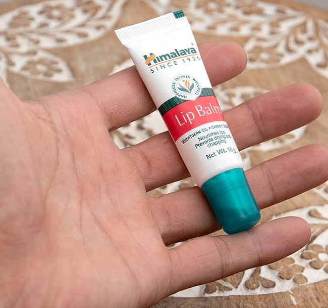 ヒマラヤ　インド　リップバーム[HIMALAYA LIP BALM] 3 - サイズ比較のために手に持ってみました