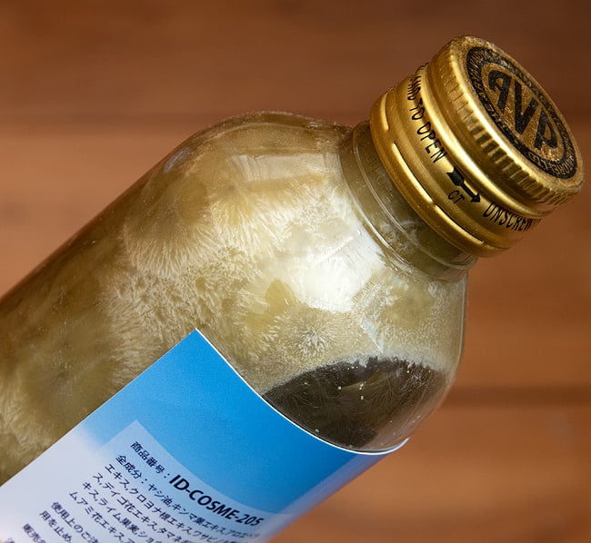 ＡＶＰ　ムリヴェンナ[Murivenna 200ml] 6 - ココナッツオイルベースの油ですので、冬季はこの様に固まります。軽く湯煎してからお使いください。なお、こちらは旧パッケージ品です