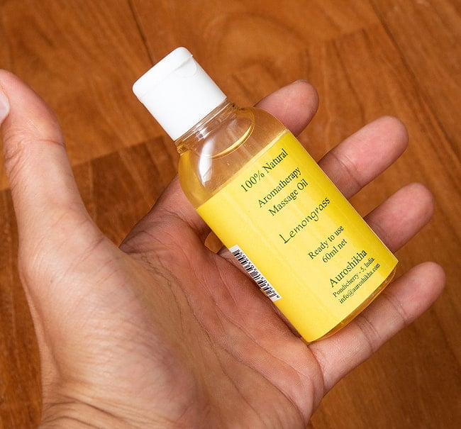 オウロシカ　マッサージ　イエロー - Auroshika Aromatherapy Massage Oil - Lemongrass 60ml 4 - サイズ比較のために手に持ってみました