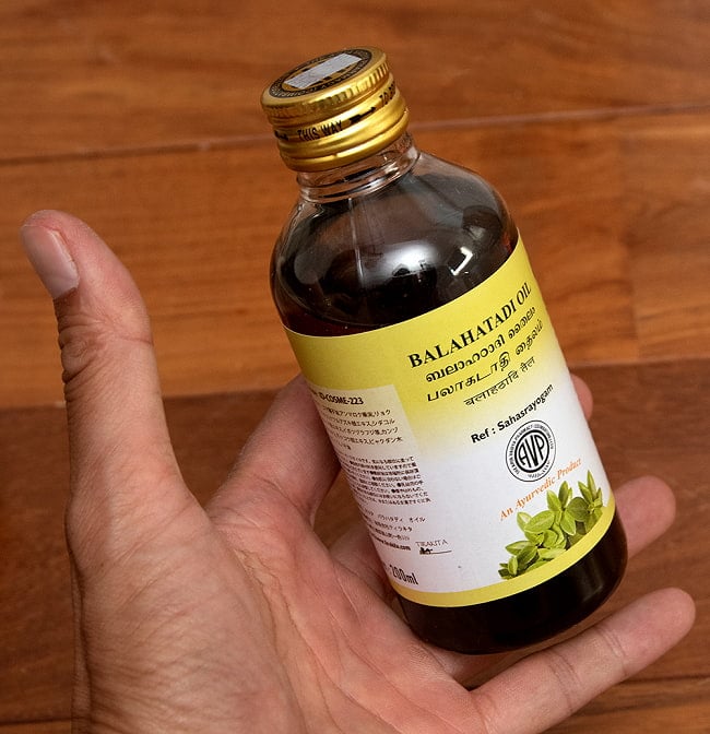 ＡＶＰ　バラハタディ　オイル[Balahatadi Oil 200ml] 4 - サイズ比較のために手に持ってみました