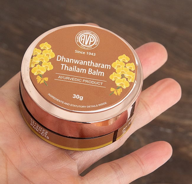 ＡＶＰ　ダンワンタラム　タイラム　バーム - アーユルヴェーダのオイルと蜜蝋のバーム[Dhanwantharam Thailam Balm 30g] 3 - サイズ比較のために手に持ってみました