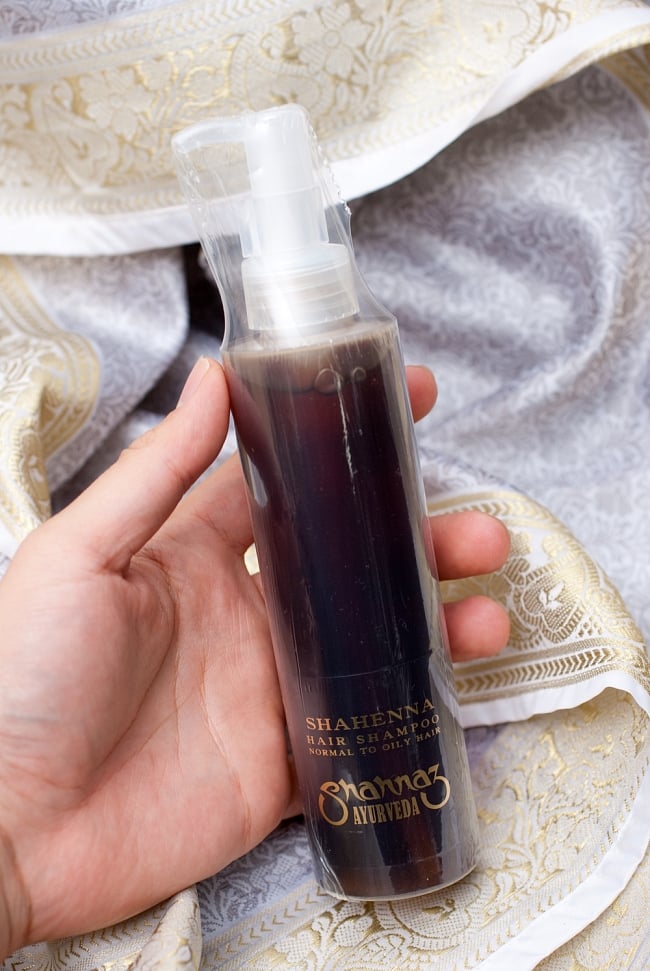 シャーヘンナ SHAHENNA - シャナーズ アーユルヴェーダ(Shahnaz Ayurveda) 3 - サイズを感じていただく為、手に持ってみたところです。