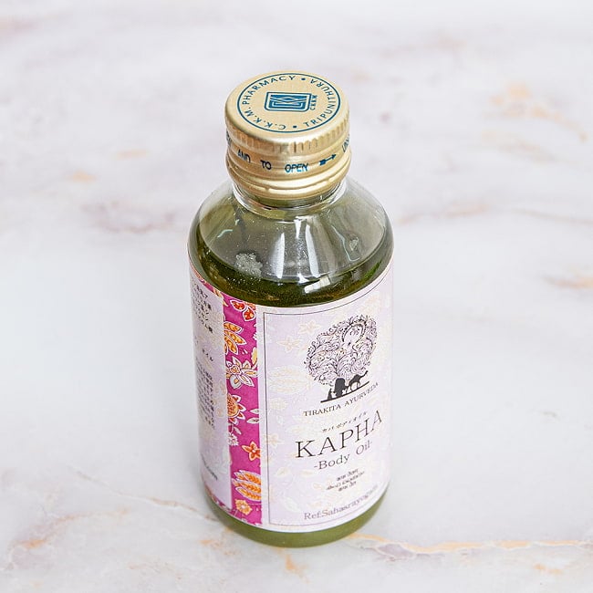 ティラキタ　カパ　ボディ　オイル  [Kapha Body Oil - Tripharadi thailam] 100ml 3 - 斜めから撮影しました
