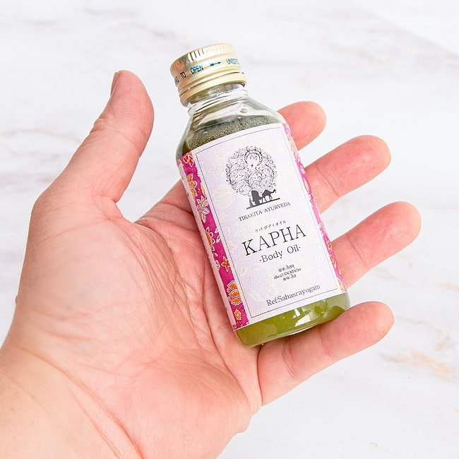 ティラキタ　カパ　ボディ　オイル  [Kapha Body Oil - Tripharadi thailam] 100ml 6 - サイズ比較のために手に持ってみました