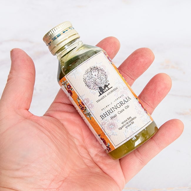ティラキタ　ブリンガラージ　ヘアケア　オイル[BHRINGRAJA Hair Oil] 100ml 6 - サイズ比較のために手に持ってみました