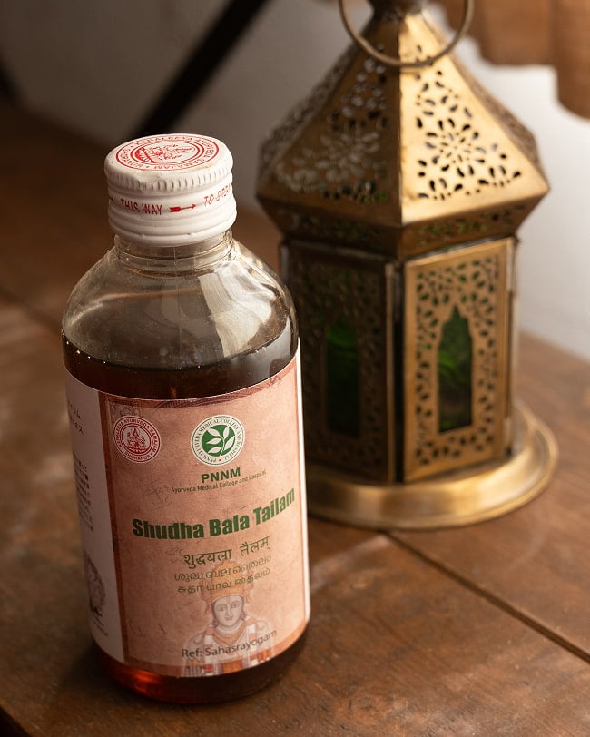 ＰＮＮＭ　シュダバラ　タイラム[Sudhabala Tailam 200ml] 2 - アーユルヴェーダの神様、ダンワンタリ神をモチーフにしたレトロなパッケージです