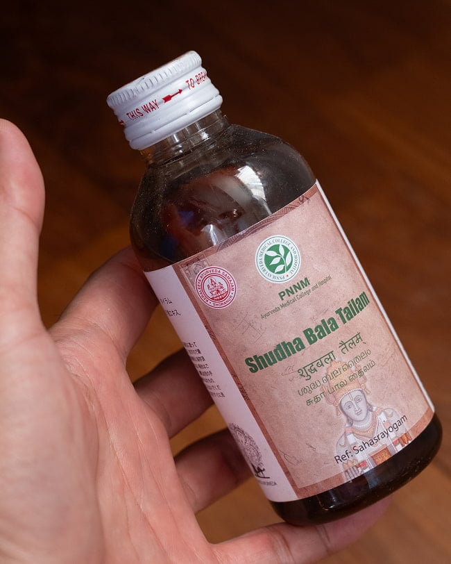 ＰＮＮＭ　シュダバラ　タイラム[Sudhabala Tailam 200ml] 4 - サイズ比較のために手に持ってみました