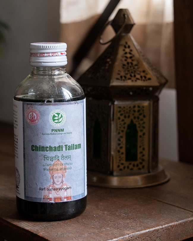 ＰＮＮＭ　チンチャディ　タイラム[Chinchadi Tailam 200ml] 2 - アーユルヴェーダの神様、ダンワンタリ神をモチーフにしたレトロなパッケージです