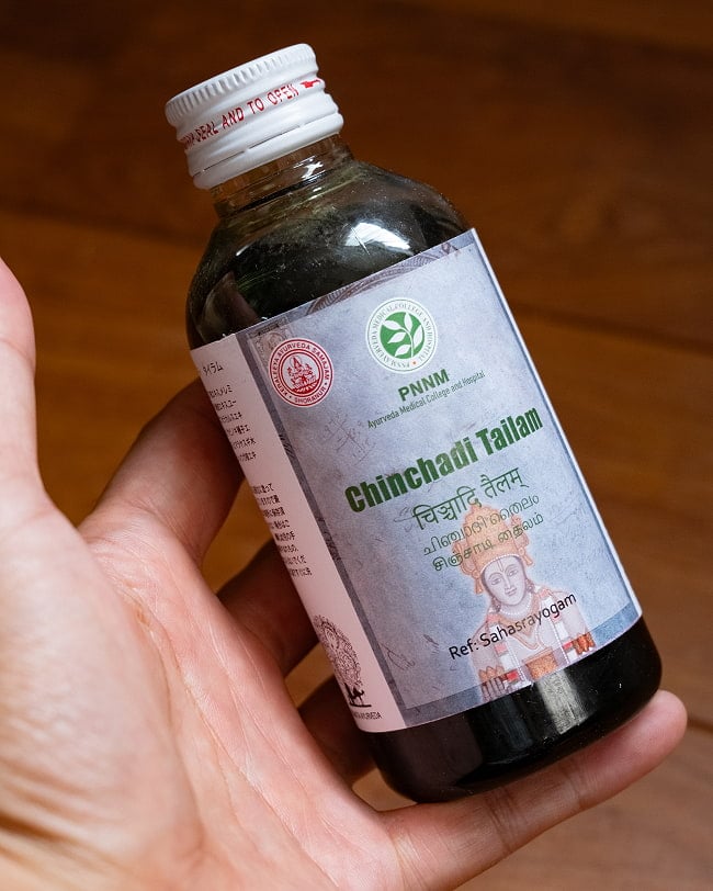 ＰＮＮＭ　チンチャディ　タイラム[Chinchadi Tailam 200ml] 4 - サイズ比較のために手に持ってみました