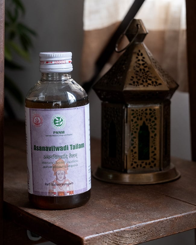 ＰＮＮＭ　アサナヴィルヴァディ　タイラム[Asnavilwadi Tailam 200ml] 2 - アーユルヴェーダの神様、ダンワンタリ神をモチーフにしたレトロなパッケージです