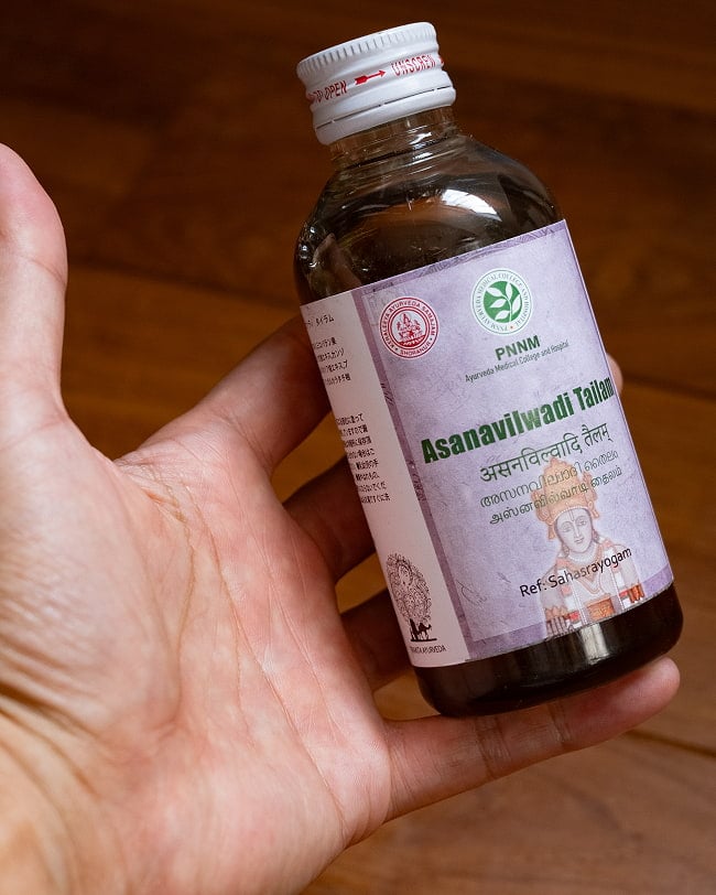 ＰＮＮＭ　アサナヴィルヴァディ　タイラム[Asnavilwadi Tailam 200ml] 4 - サイズ比較のために手に持ってみました
