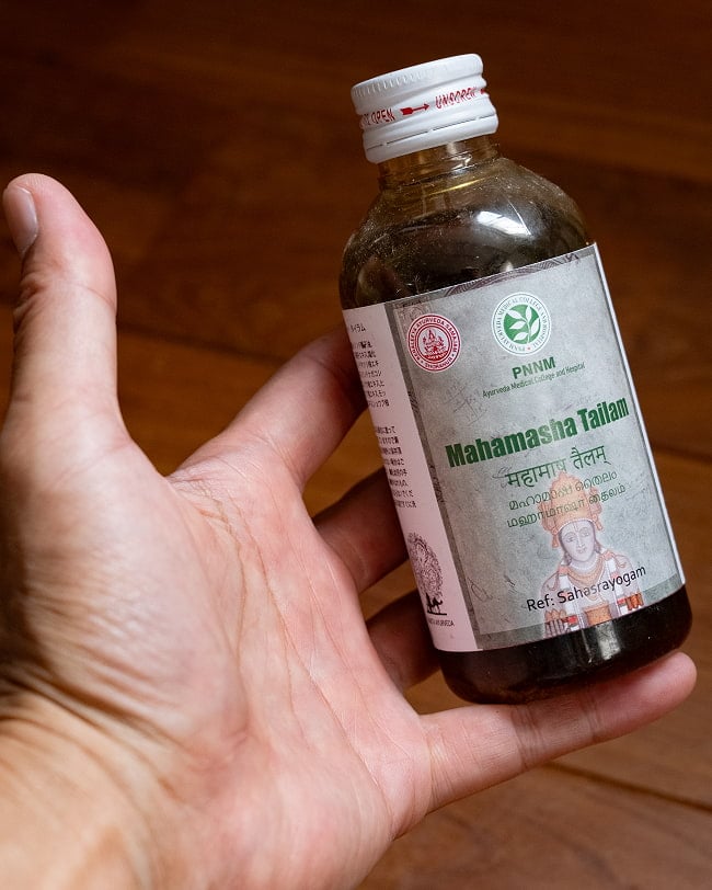 ＰＮＮＭ　マハーマーシャ　タイラム[Mahamasha Tailam 200ml] 4 - サイズ比較のために手に持ってみました