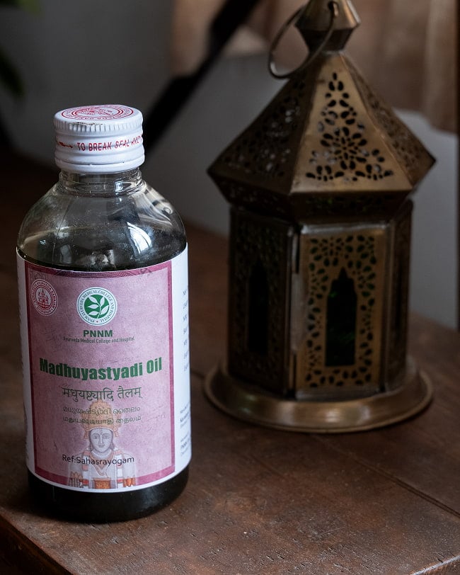 ＰＮＮＭ　マドゥヤシュティヤディ　タイラム[Madhuyastyadi Oil 200ml] 2 - アーユルヴェーダの神様、ダンワンタリ神をモチーフにしたレトロなパッケージです