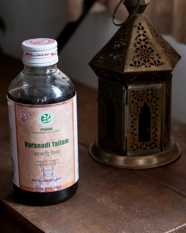 ＰＮＮＭ　ヴァラナディ　タイラム[Varanadi Tailam 200ml] 2 - アーユルヴェーダの神様、ダンワンタリ神をモチーフにしたレトロなパッケージです