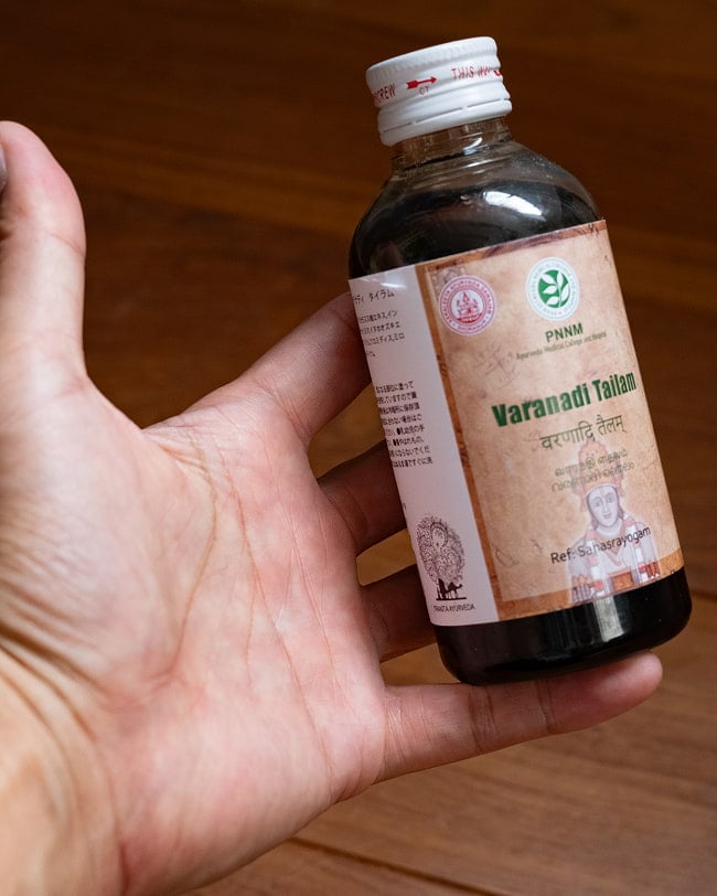 ＰＮＮＭ　ヴァラナディ　タイラム[Varanadi Tailam 200ml] 4 - サイズ比較のために手に持ってみました