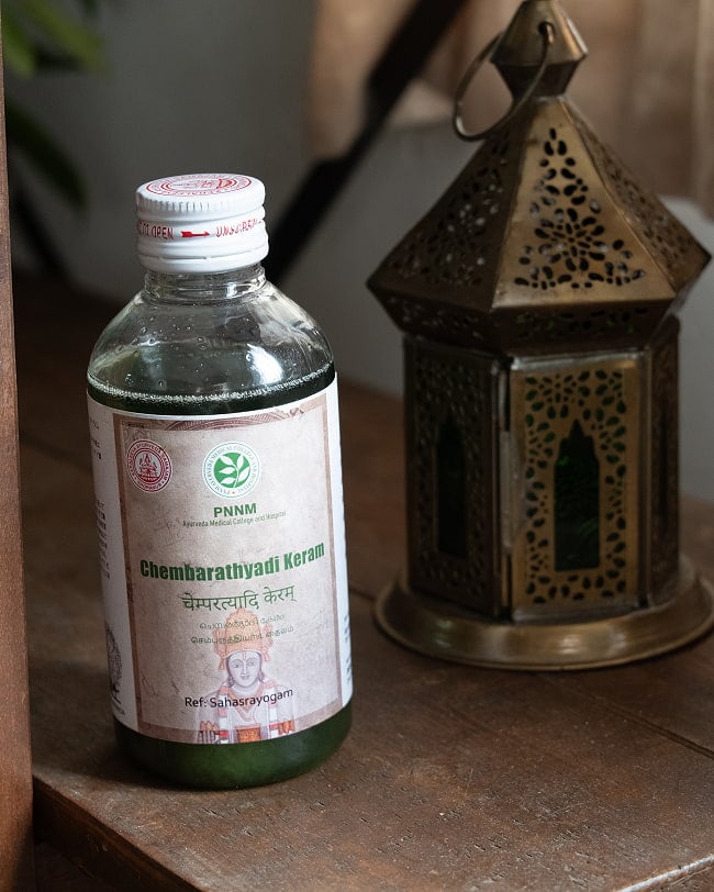ＰＮＮＭ　チェンパルティヤディ　タイラム  [Chembarathyadi Keram 200ml] 2 - アーユルヴェーダの神様、ダンワンタリ神をモチーフにしたレトロなパッケージです