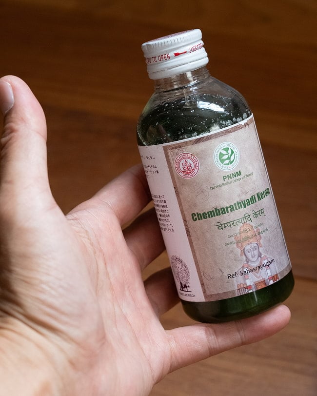 ＰＮＮＭ　チェンパルティヤディ　タイラム  [Chembarathyadi Keram 200ml] 4 - サイズ比較のために手に持ってみました
