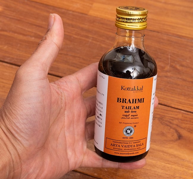 ＫＯＴＴＡＫＡＬ　ブランミー　タイラム[Brahmi tailam 200ML] 6 - サイズ比較のために手に持ってみました