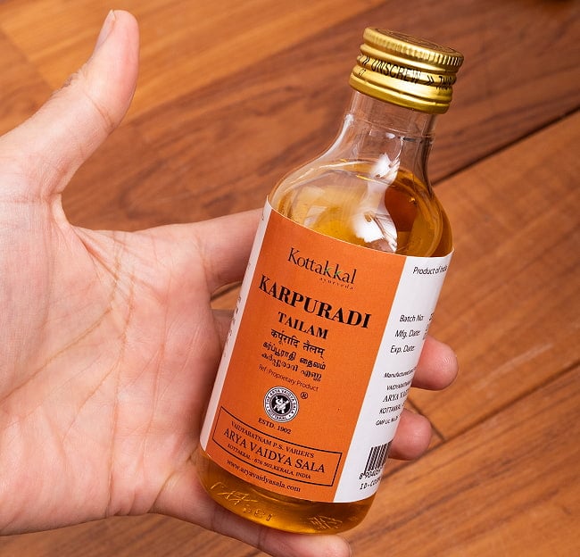 ＫＯＴＴＡＫＡＬ　カルプーラディ　タイラム[Karpuradi tailam 200ML] 6 - サイズ比較のために手に持ってみました