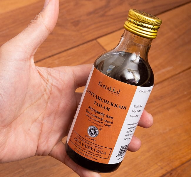ＫＯＴＴＡＫＡＬ　コッタムチュカディ　タイラム[Kottamchukkadi tailam 200ML] 6 - サイズ比較のために手に持ってみました