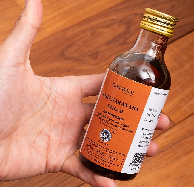ＫＯＴＴＡＫＡＬ　マハーナーラーヤナ　タイラム[MAHANARAYANA TAILAM 200ML] 6 - サイズ比較のために手に持ってみました