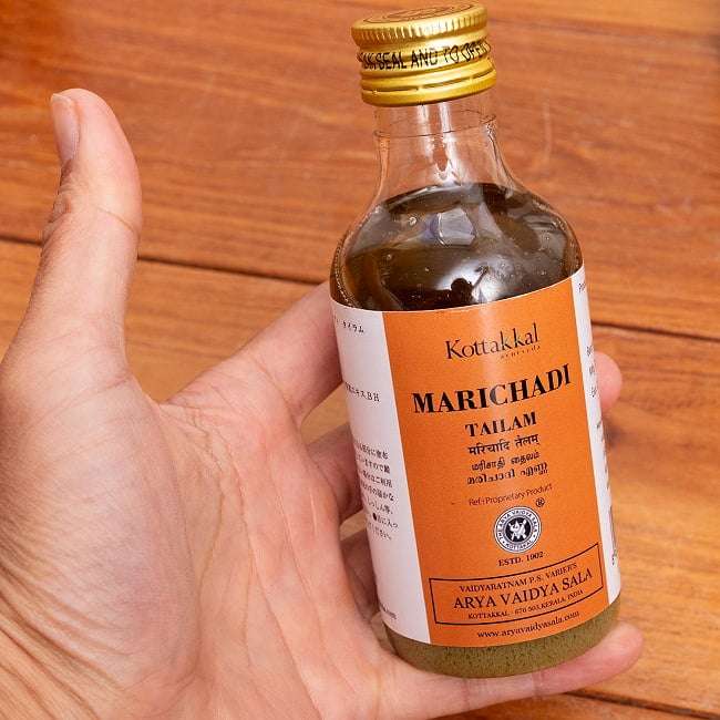 ＫＯＴＴＡＫＡＬ　マリチャディ　タイラム[Marichadi tailam 200ML] 6 - サイズ比較のために手に持ってみました