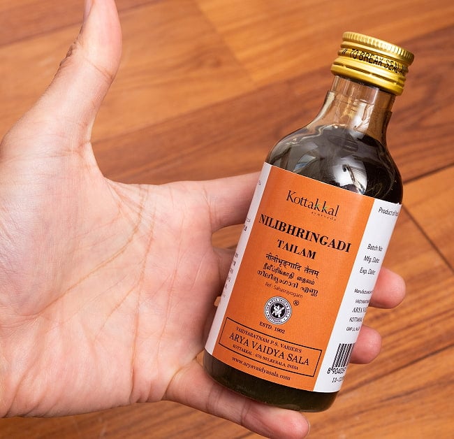 ＫＯＴＴＡＫＡＬ　ニーリブリンガーディ　タイラム[Nilibhringadi tailam 200ML] 6 - サイズ比較のために手に持ってみました