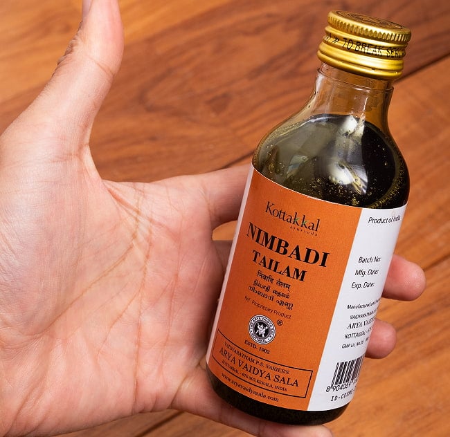 ＫＯＴＴＡＫＡＬ　ニンバディ　タイラム[Nimbadi tailam 200ML] 6 - サイズ比較のために手に持ってみました