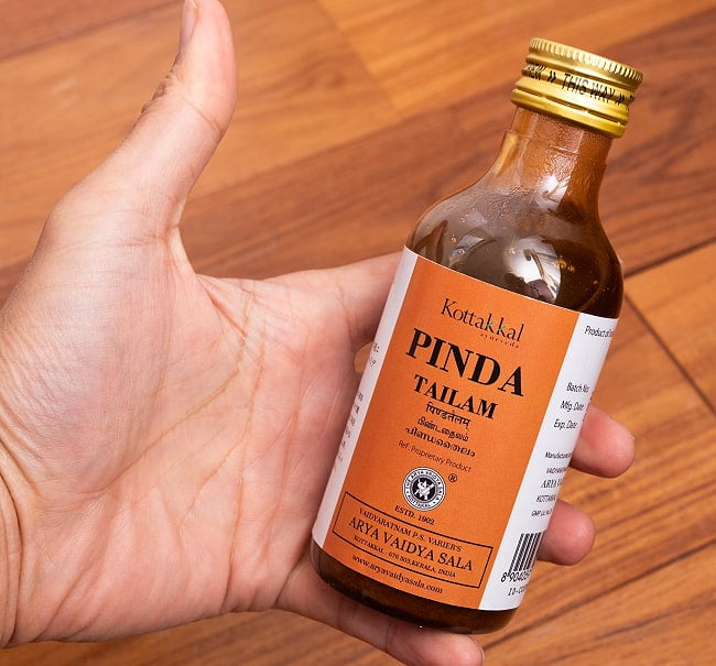 ＫＯＴＴＡＫＡＬ　ピンダ　タイラム[Pinda tailam 200ML] 6 - サイズ比較のために手に持ってみました