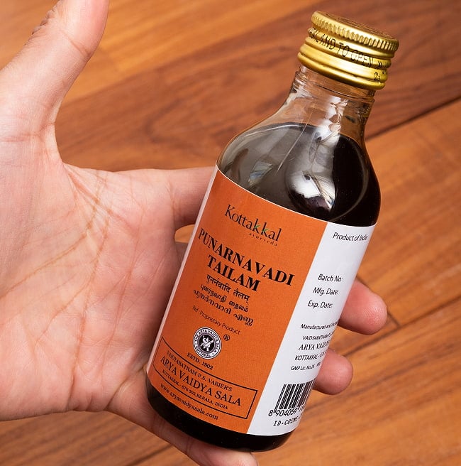 ＫＯＴＴＡＫＡＬ　プナルナヴァーディ　タイラム[Punarnavadi tailam 200ML] 6 - サイズ比較のために手に持ってみました