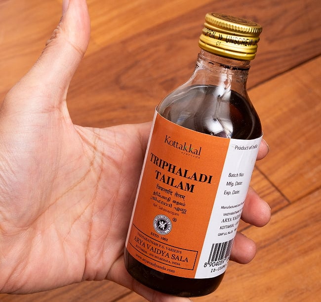 ＫＯＴＴＡＫＡＬ　トリパラディ　タイラム[Triphaladi tailam 200ML] 6 - サイズ比較のために手に持ってみました