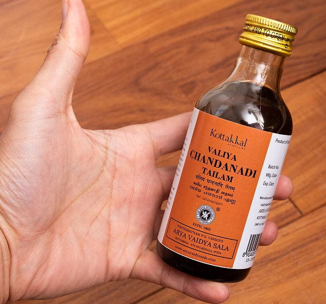 ＫＯＴＴＡＫＡＬ　ヴァリヤ　チャンダナディ　タイラム[Valiya Chandanadi Tailam 200ML] 6 - サイズ比較のために手に持ってみました