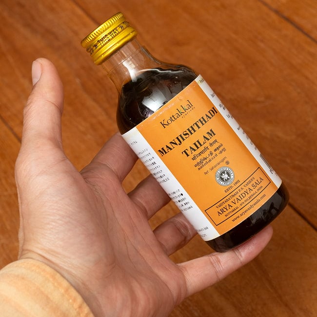 ＫＯＴＴＡＫＡＬ　マンジシュタディ　タイラム[Manjishthadi Tailam 200ML] 4 - サイズ比較のために手に持ってみました
