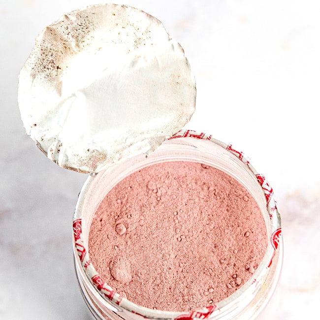 プシュカル ダマスク ローズ パウダー 35g 9 - フタ内側のアルミ部分に黒い斑点が見られる場合がございますが、製造工程におけるシーリング（熱圧着）時の焼け跡によるものであり、品質や内容物への影響はございません。あらかじめご了承ください。